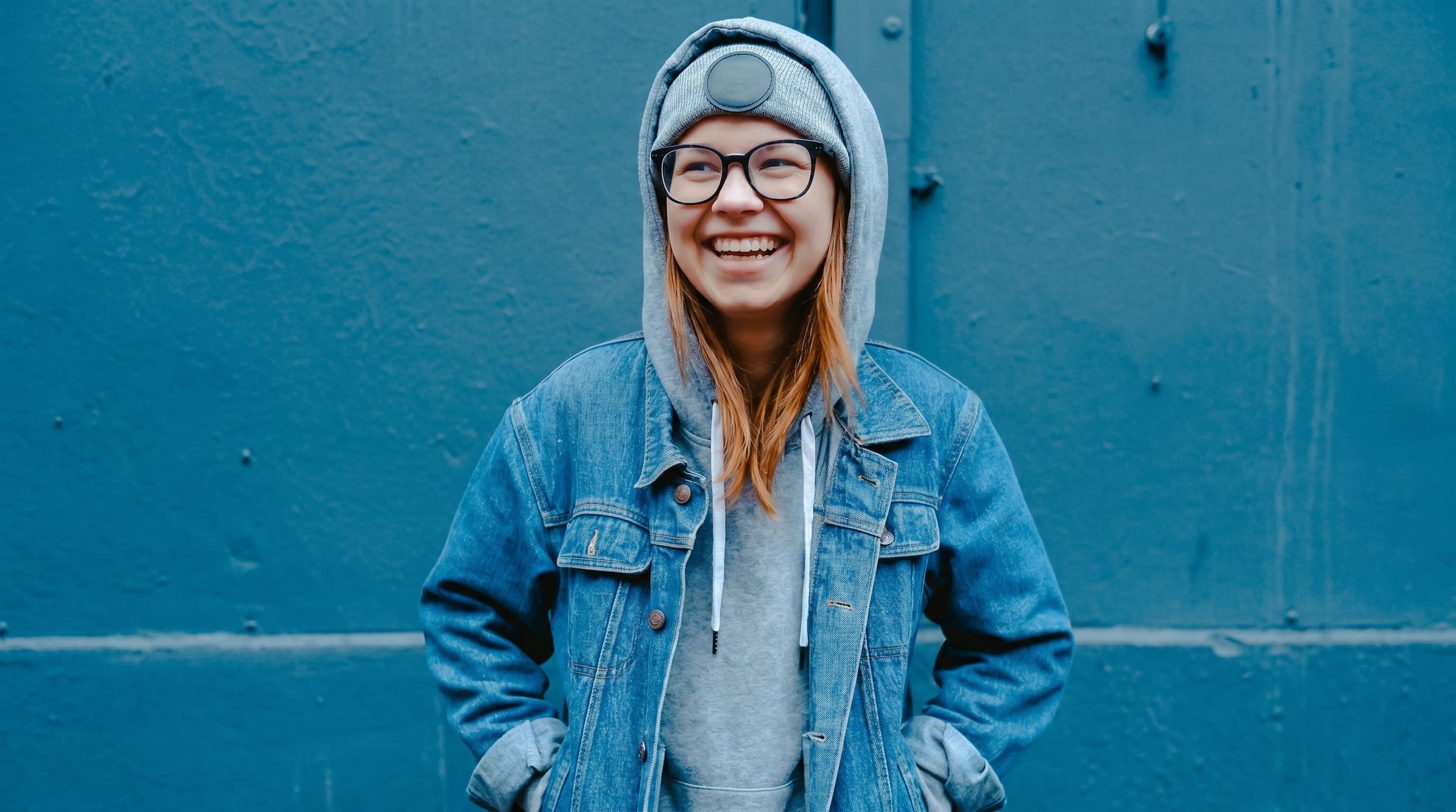 Paciente sorrindo após atendimento odontológico